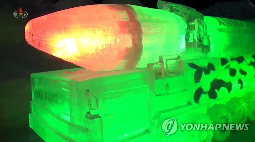 북한 김정일 생일 기념 얼음축전에 '화성-15' 조각상 등장
