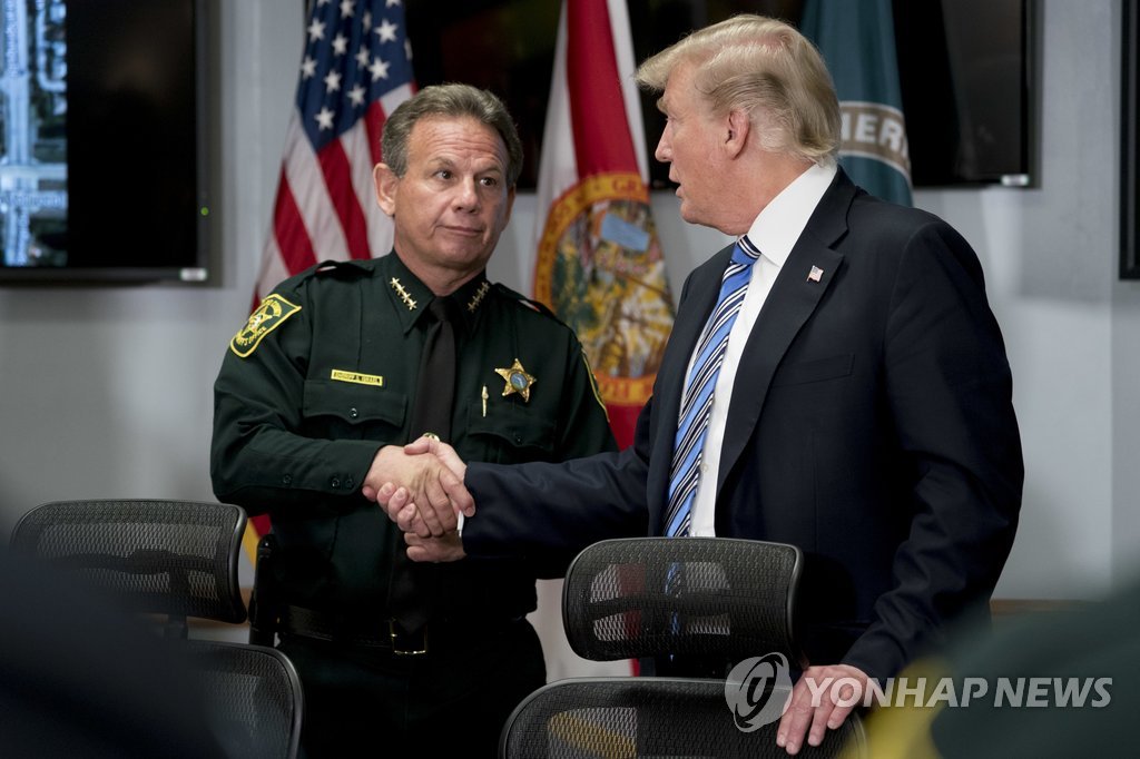 트럼프, 플로리다 고교 총격현장 출동 경찰 격려