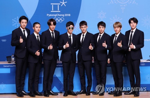 포즈 취하는 엑소