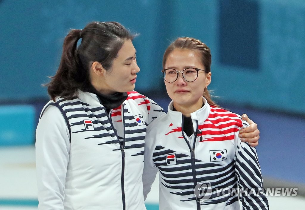 평창동계올림픽 은메달 확정 후 눈물 흘리는 김은정과 위로하는 김민정 감독(왼쪽)