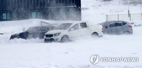 폭설에 갇힌 차들