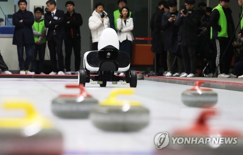 투구하는 인공지능 컬링로봇 '컬리'