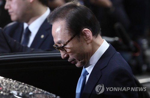이명박 전 대통령, 21시간 피의자 조사 후 귀가