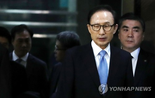 이명박 전 대통령, 21시간 피의자 조사 후 귀가