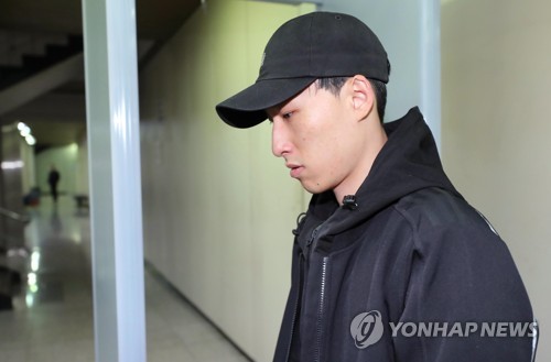 '성희롱성 가사' 래퍼 블랙넛 첫 공판 출석