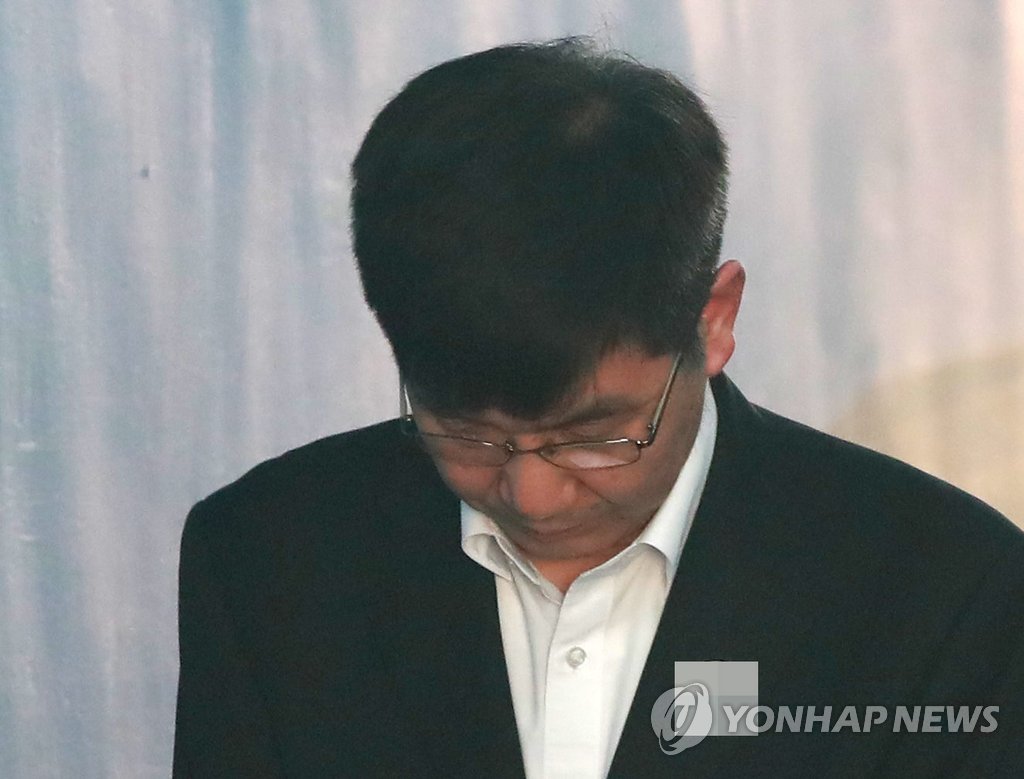 고개 숙인 'MB 금고지기' 이병모