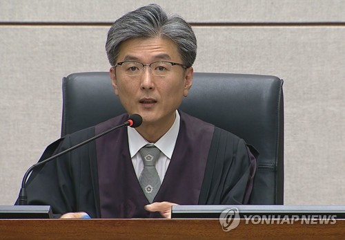 판결문 읽는 김세윤 판사