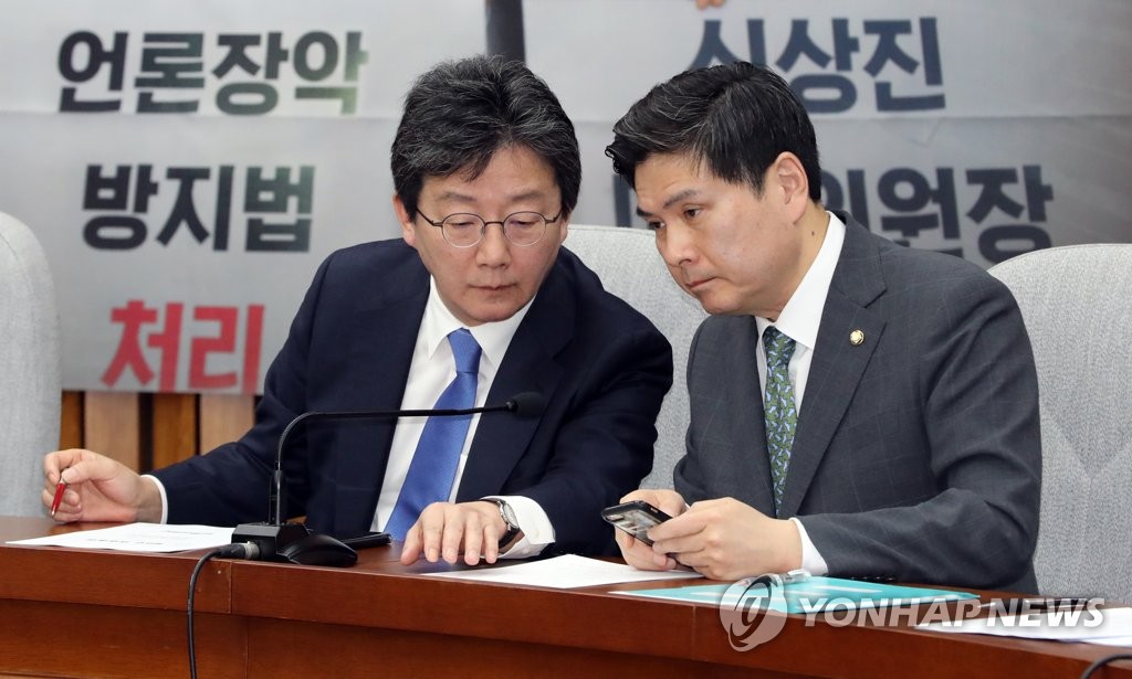 대화하는 유승민 공동대표와 지상욱 정책위의장