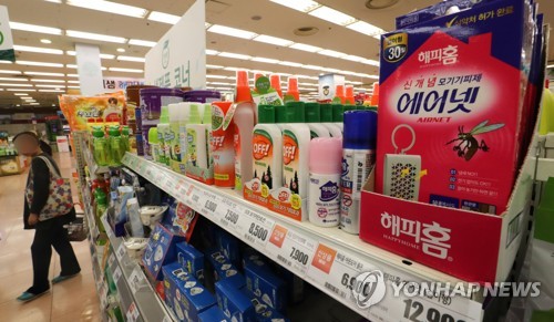 마트에 진열된 모기 퇴치용품