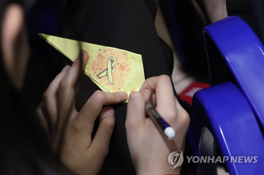꽃이 된 선배들, 잊지 않겠습니다