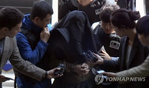 압송되는 마포 요양원 흉기 난동 노숙인