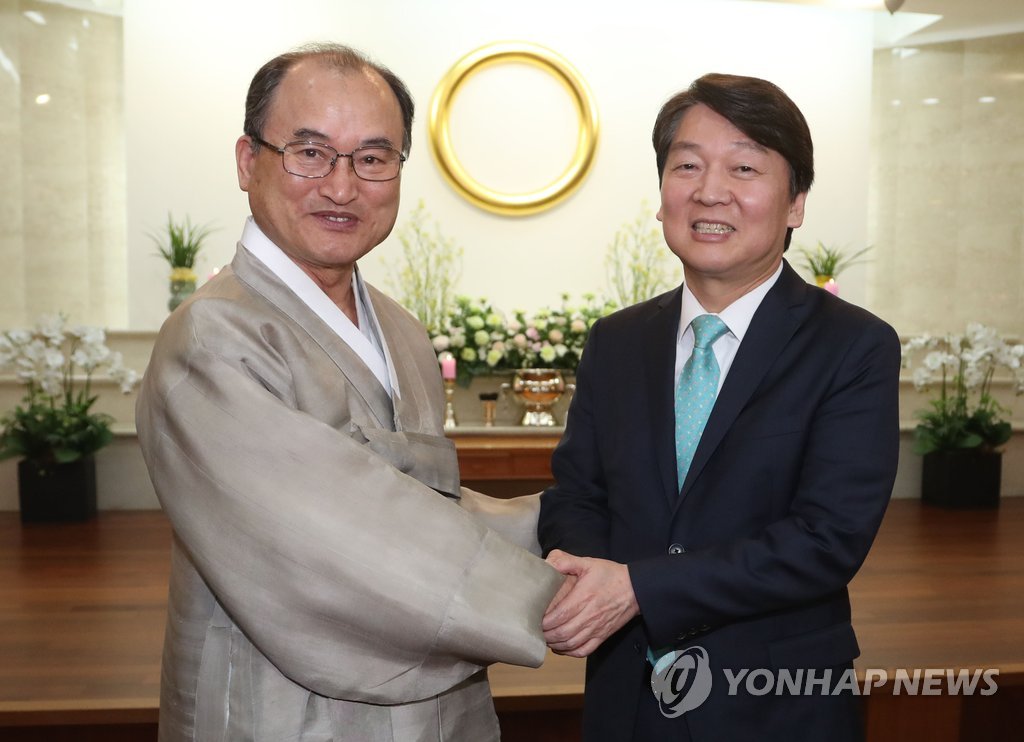 악수하는 안철수와 황도국 서울교구장
