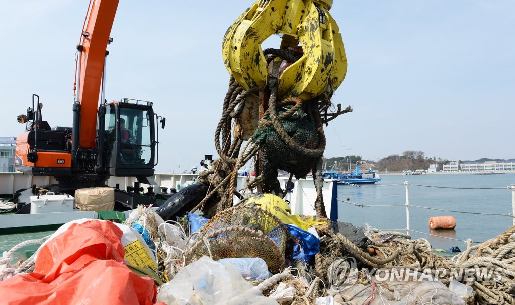 해양쓰레기 청소선이 끌어올린 폐기물