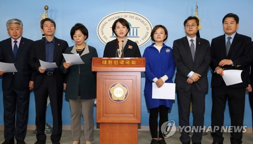 기자회견 하는 '더좋은미래'의원들