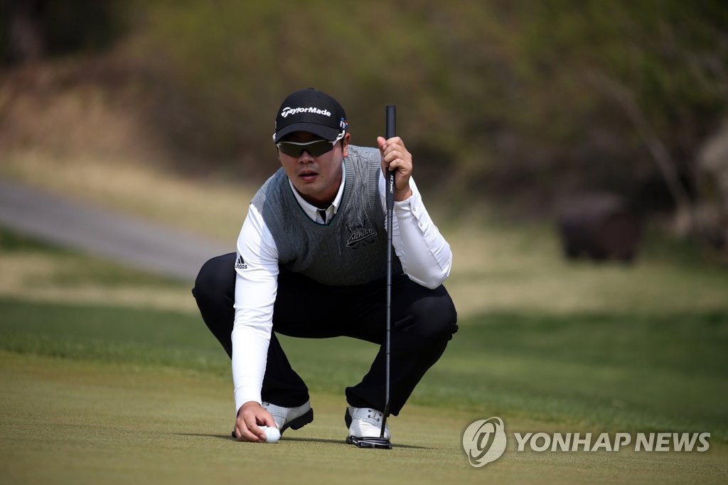 퍼팅 라인 살피는 김진성