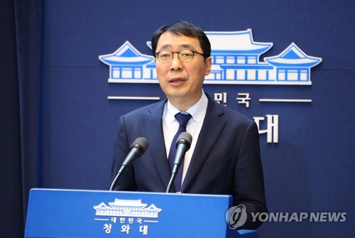 문 대통령 취임 1주년 행사 설명하는 윤영찬