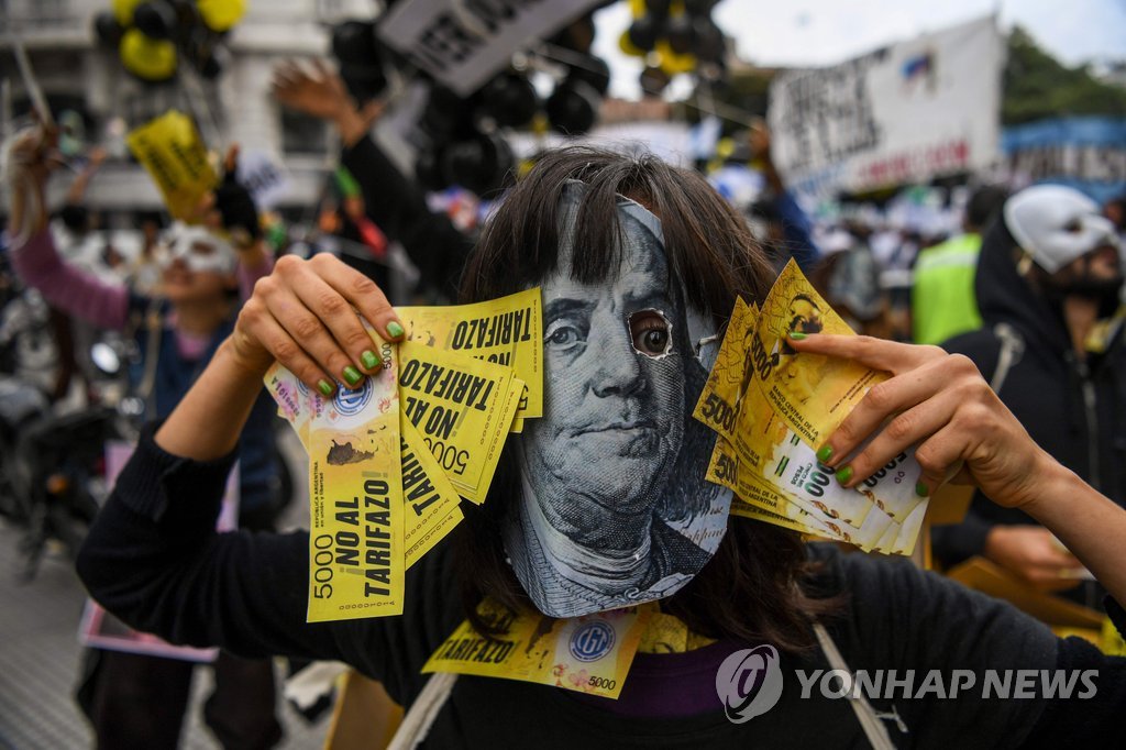 아르헨티나 부에노스아이레스에서 시민들이 공공요금 인상과 정부의 국제통화기금(IMF) 구제금융 협상에 항의하는 시위를 벌이고 있다. [AFP=연합뉴스]