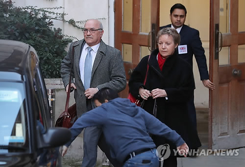 옥스팜 英대표, '직원 성매매 스캔들'에 연내사퇴 발표
