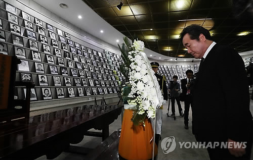 유영봉안소 찾은 이 총리