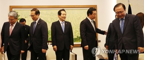 자리로 돌아가는 원내대표들 바라보는 국회의장