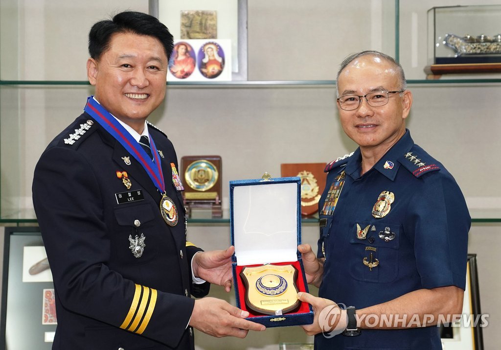 필리핀 경찰청장에게 기념패 전달하는 이철성 경찰청장