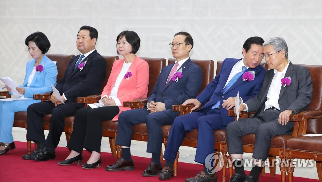 대화하는 김성태와 김동철