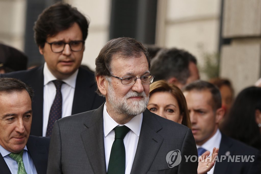 의회 불신임 가결로 물러나는 스페인 라호이 총리
