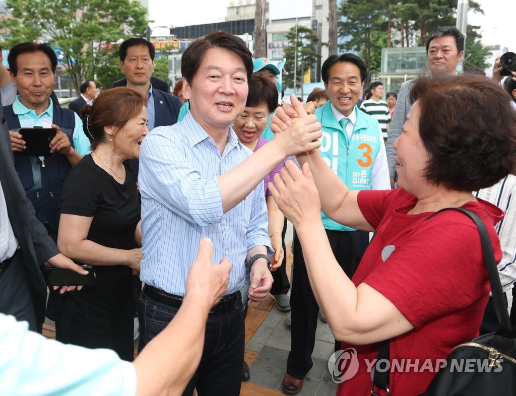 시민들에게 지지 호소하는 안철수 후보