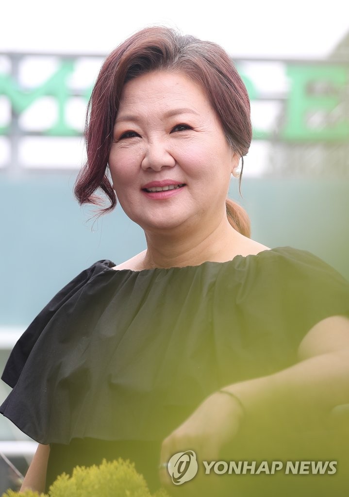 포즈 취하는 김해숙