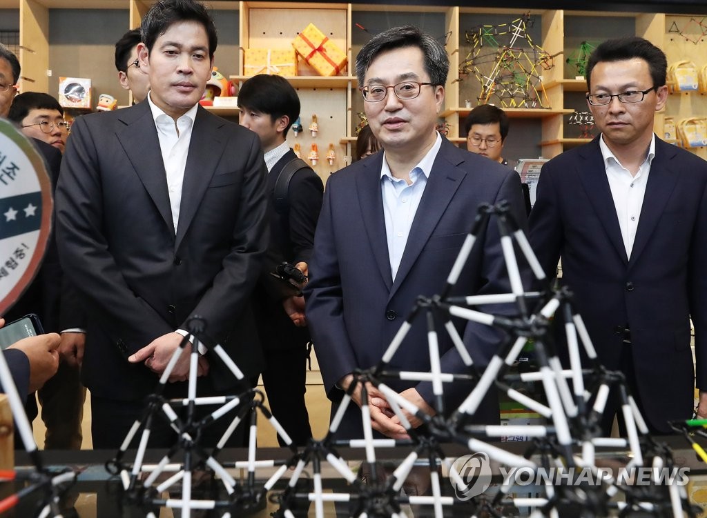 스타트업 기업 제품 살펴보는 김동연-정용진