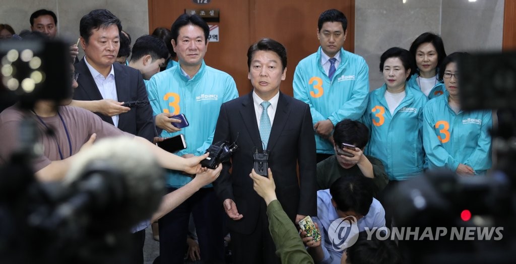 질문에 답하는 안철수