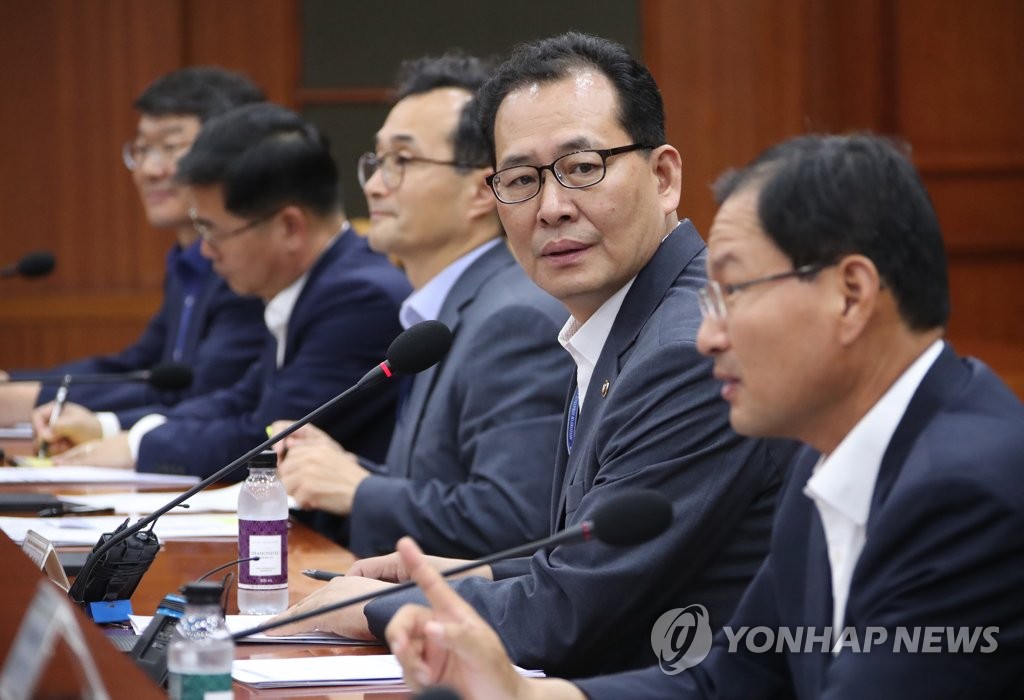 물가관계차관회의서 발언하는 고형권 차관