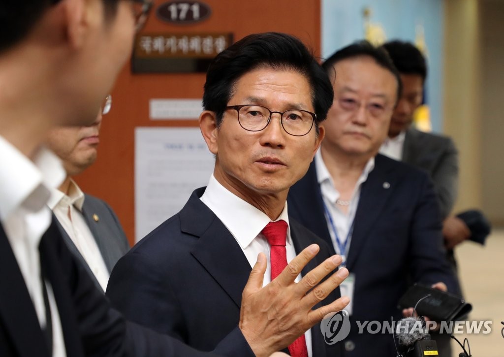 질문에 답하는 김문수 후보