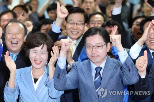 기뻐하는 김경수