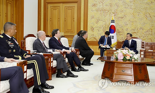 문 대통령, 폼페이오 미 국무장관 대화