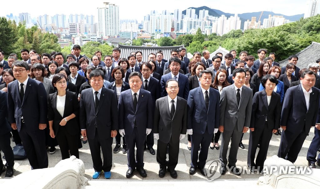 충렬사 참배하는 민주당 부산지역 당선인들