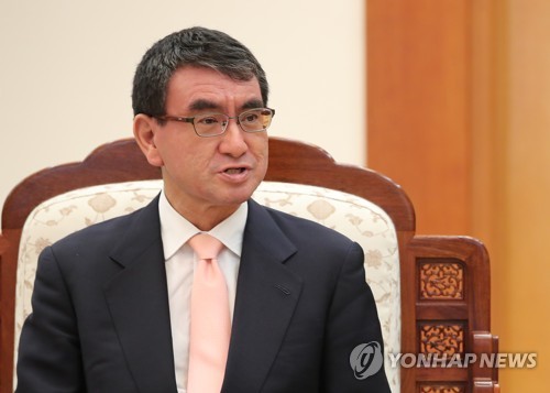 문 대통령에 인사말하는 고노 다로 일본 외상