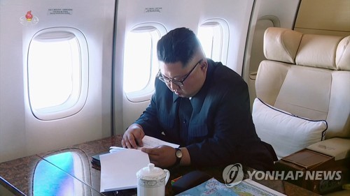 中전용기 안에서 북미정상회담 준비하는 북한 김정은