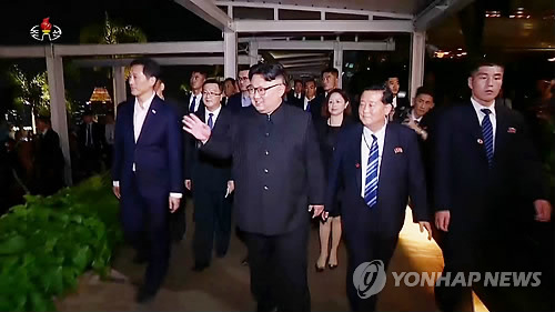 마리나베이샌즈 수영장 이용객들에게 손 흔드는 김정은