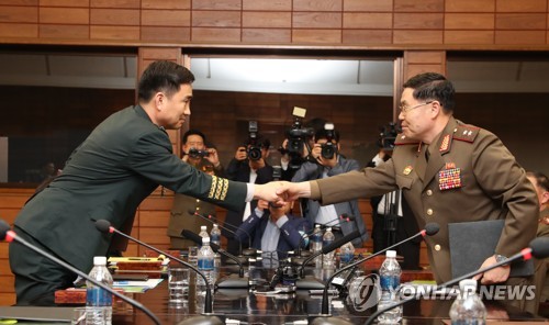 공동보도문 교환하는 남북