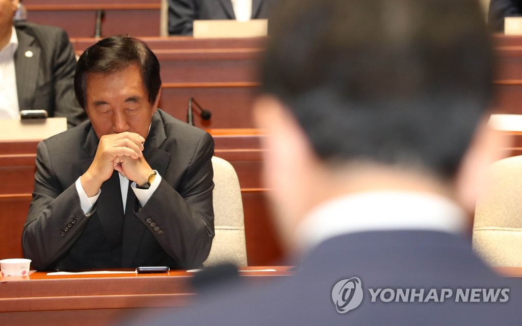 생각에 잠긴 김성태 비대위원장