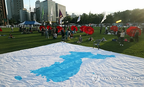 서울광장에 펼쳐진 대형 한반도기