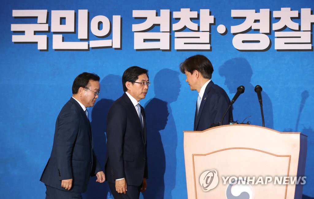 대화하는 법무부 장관과 민정수석