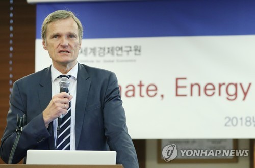 주제발표하는 카스텐 자흐