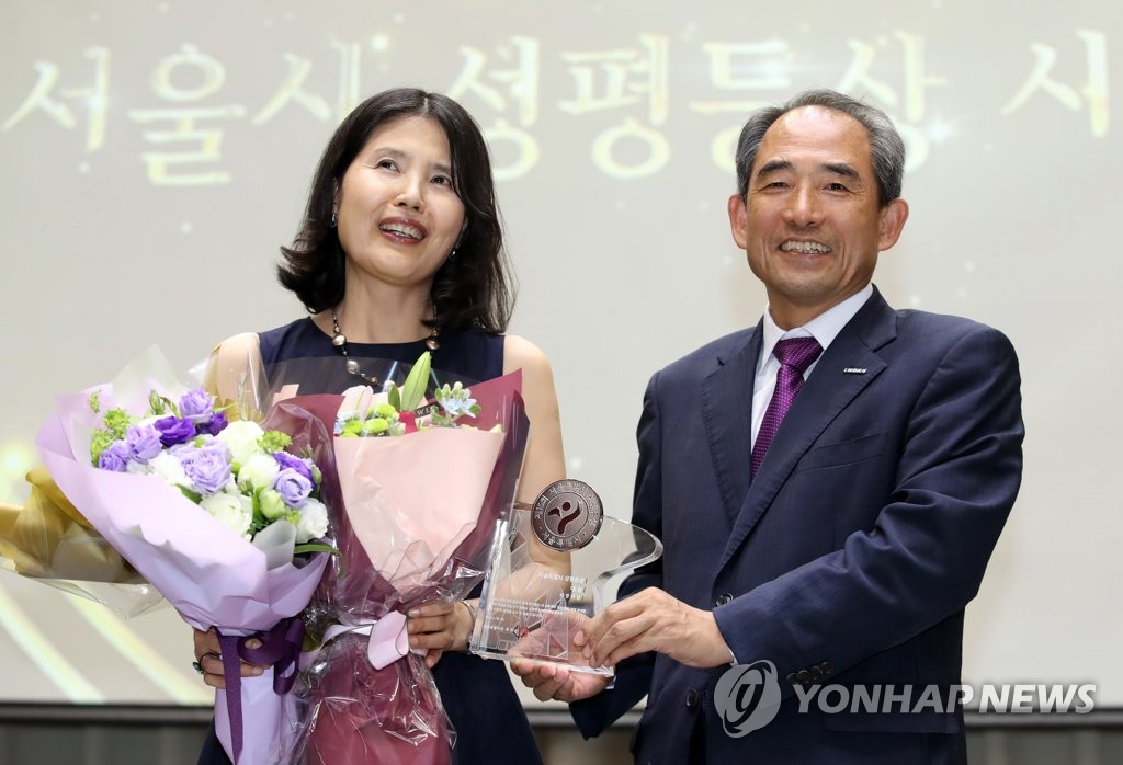 '미투운동 확산' 최영미 시인, 서울시 성평등상 수상