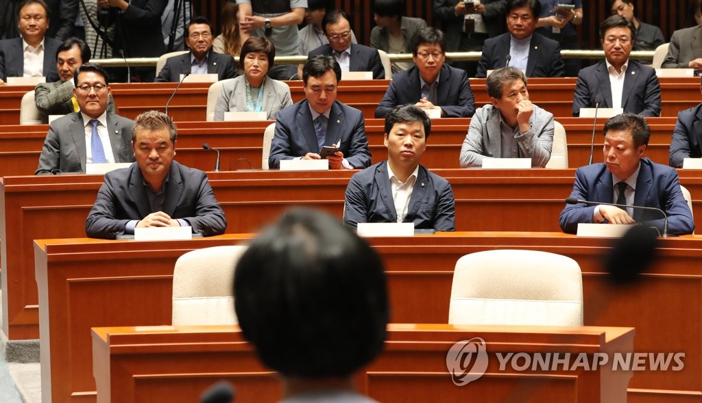 추미애 대표 발언 듣는 의원들