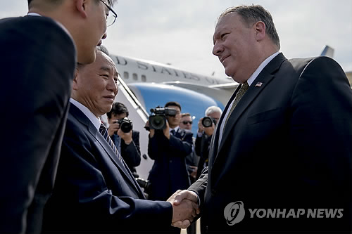 순안공항서 작별 인사하는 폼페이오와 김영철