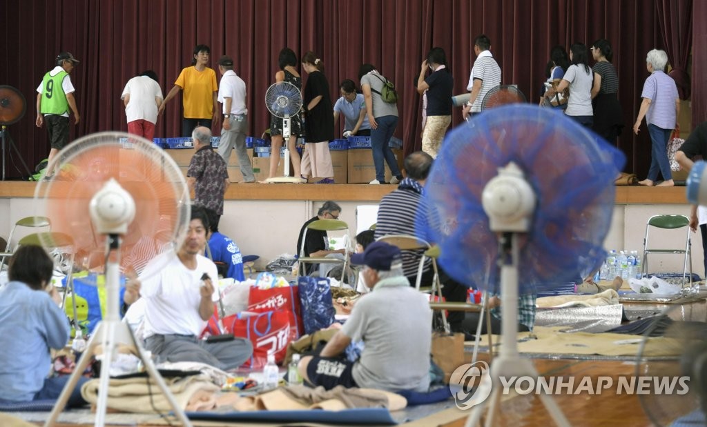 일본 폭우 피난시설에서 식사 배급 줄 선 사람들