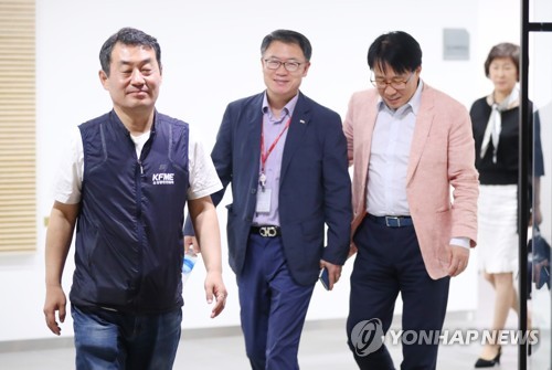회의실 나서는 사용자위원들