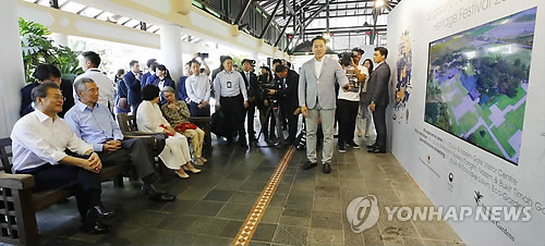 나란히 앉아 양국 세계문화유산 관람하는 한·싱가포르